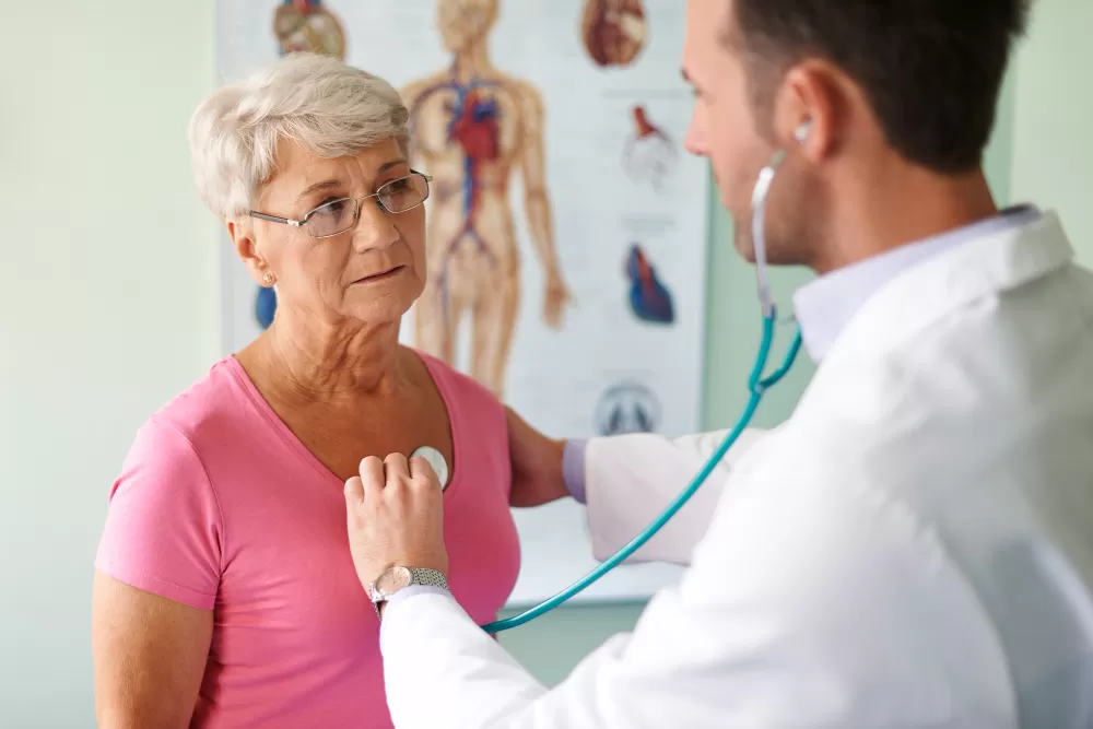 Cardiologista alerta que as baixas temperaturas podem aumentar a pressão arterial e exigir maior esforço do coração. (Foto: Magnific)