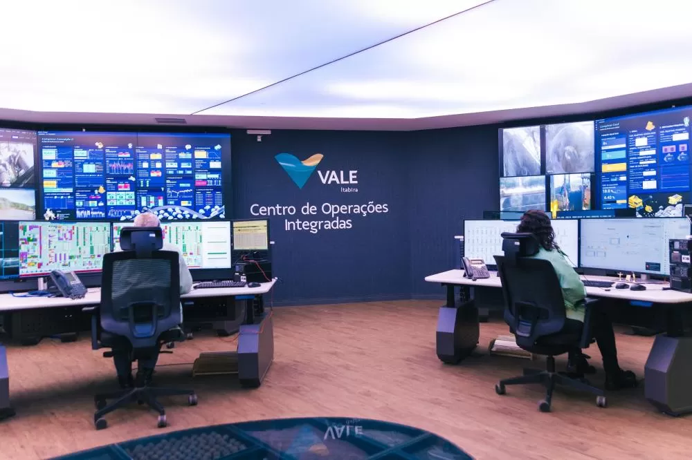 Legenda da foto: Sala de controle da Usina Modelo de Itabira, modernizada pela Vale com inteligência artificial, automação e monitoramento avançado. (Fotos: Raphael Portilho)