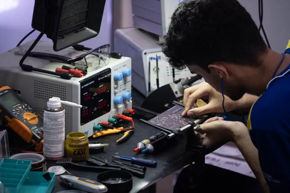 SENAI está com mais de 42 mil vagas abertas em cursos gratuitos e pagos, com opções presenciais, semipresenciais e a distância. (Foto: Iano Andrade/CNI)