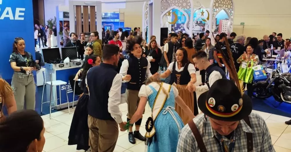 Representantes de Marechal Cândido Rondon divulgaram a cultura germânica, a Oktoberfest e os atrativos turísticos do município no FIT Cataratas, em Foz do Iguaçu. (Foto: Divulgação)