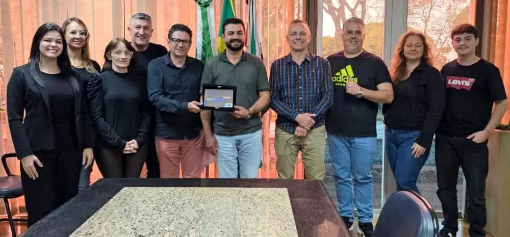 Reconhecimento do Sebrae foi apresentado ao prefeito Adriano Backes e ao vice-prefeito Vanderlei Sauer no paço municipal. (Foto: Divulgação)