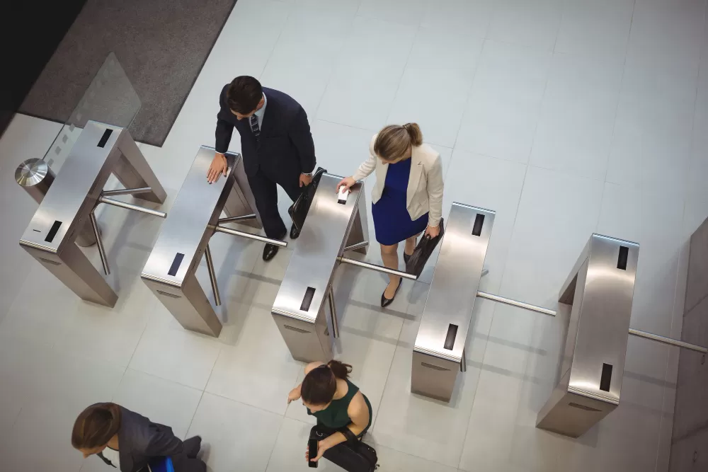 Setores de transporte, limpeza urbana, segurança e saúde já calculam impacto da possível redução da jornada de trabalho nos contratos públicos. (Foto: Magnific)