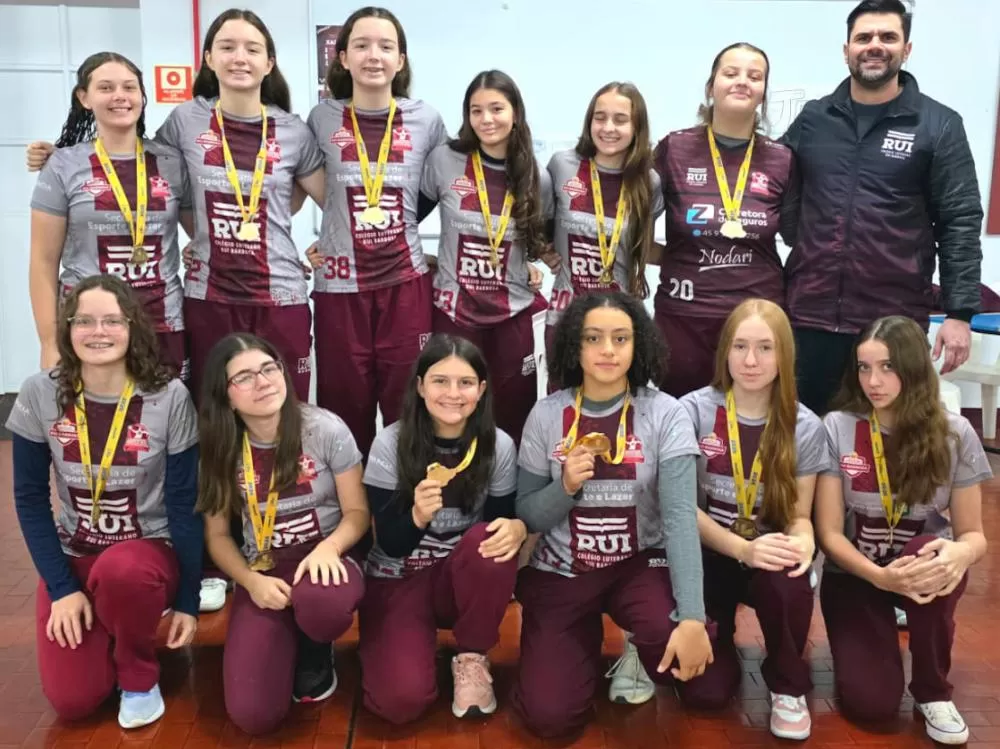 Equipe feminina de handebol do Colégio Luterano Rui Barbosa conquistou o título invicto da fase macrorregional dos JEPS. (Foto: Divulgação)