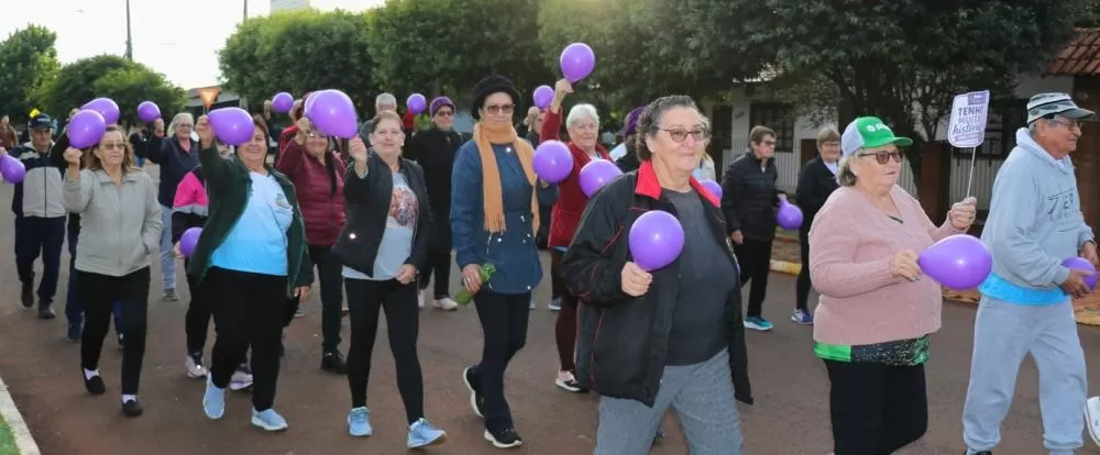 Caminhada realizada em Pato Bragado marcou o início da programação do Junho Violeta, voltada à conscientização contra a violência à pessoa idosa. (Foto: Divulgação)
