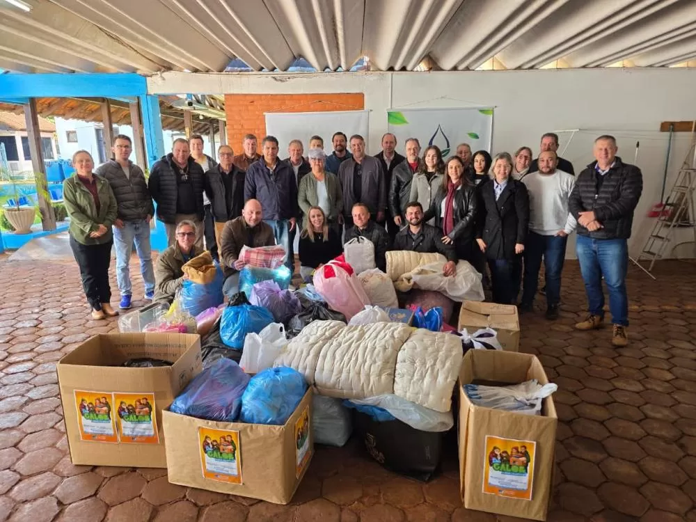 SAAE entrega roupas e cobertores arrecadados em campanha de inverno