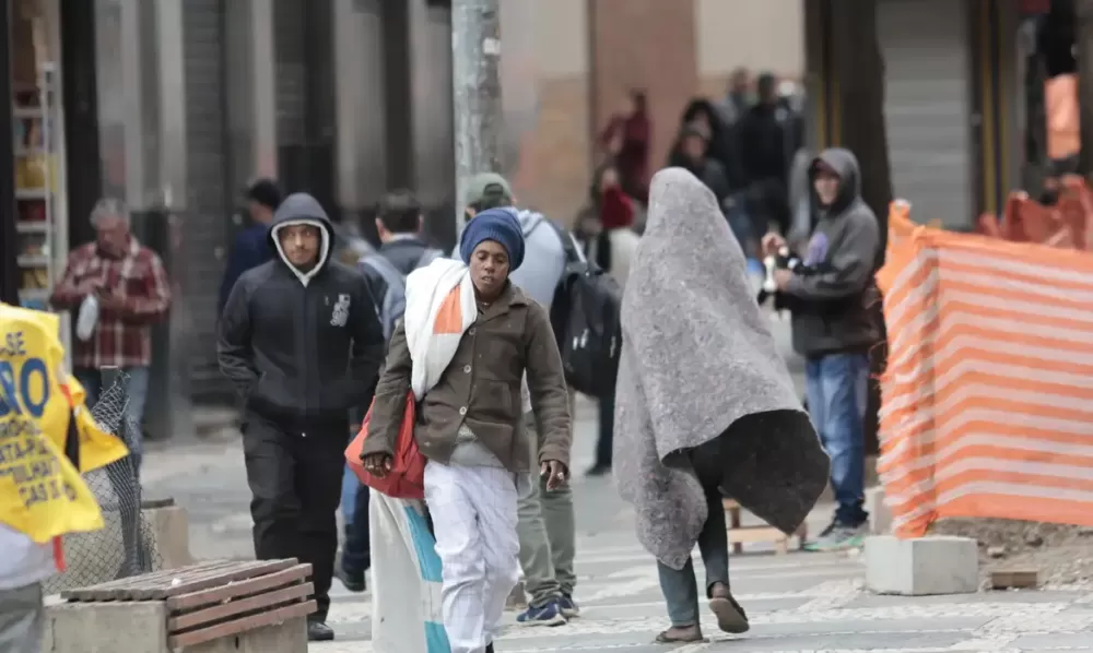 Pessoas caminham durante período de frio e baixa temperatura na capital paulista. (Foto: Paulo Pinto/Agência Brasil)