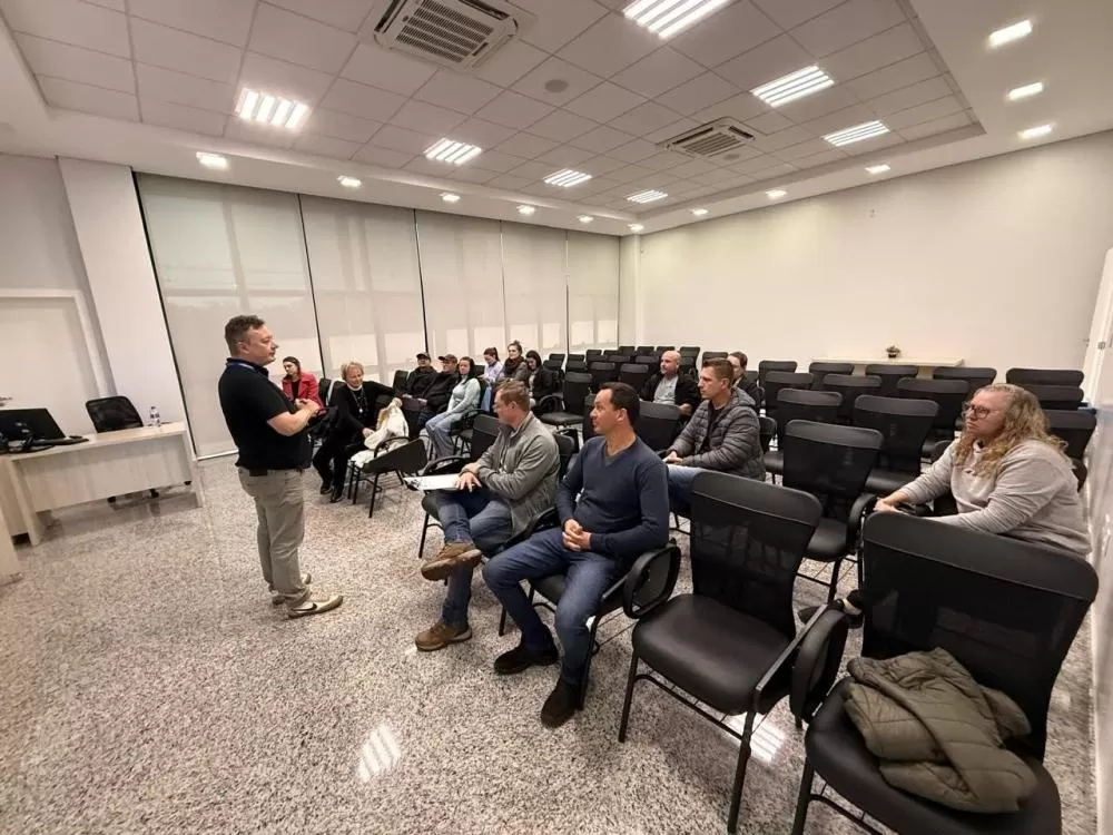 Empresários e equipes técnicas de frigoríficos de pescado participaram de reunião sobre adequações sanitárias no auditório da ACIMACAR. (Foto: Divulgação)