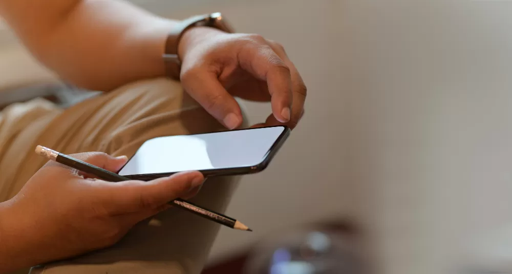 TRT-PR condenou empresário por expor ex-empregado em vídeo no Instagram após ação trabalhista. (Foto: Magnific)