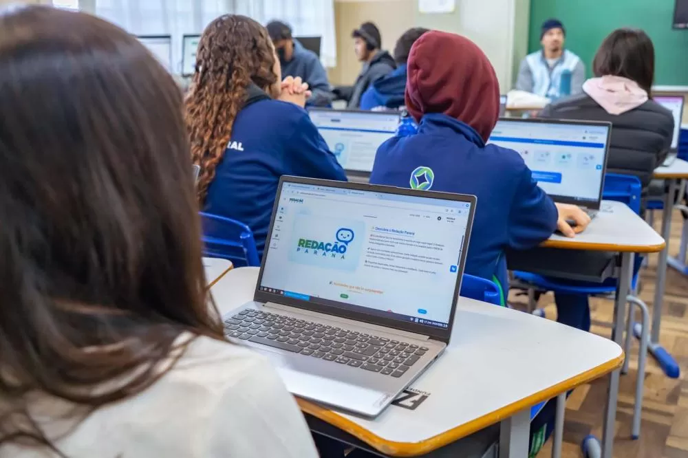 Projeto piloto do Tutor IA foi lançado no Colégio Estadual Paula Gomes, em Curitiba, para apoiar estudantes na produção de redações. (Foto: Silvio Turra/SEED)