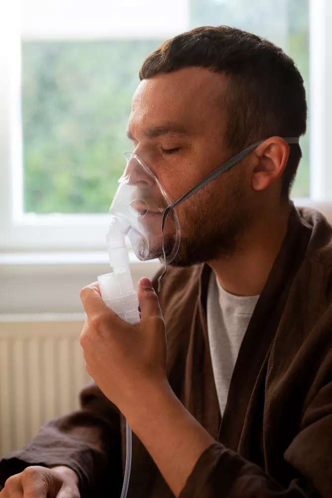 Espirros, coriza e obstrução nasal recorrentes podem indicar rinite alérgica e devem ser avaliados por um profissional de saúde. (Foto: Magnific)