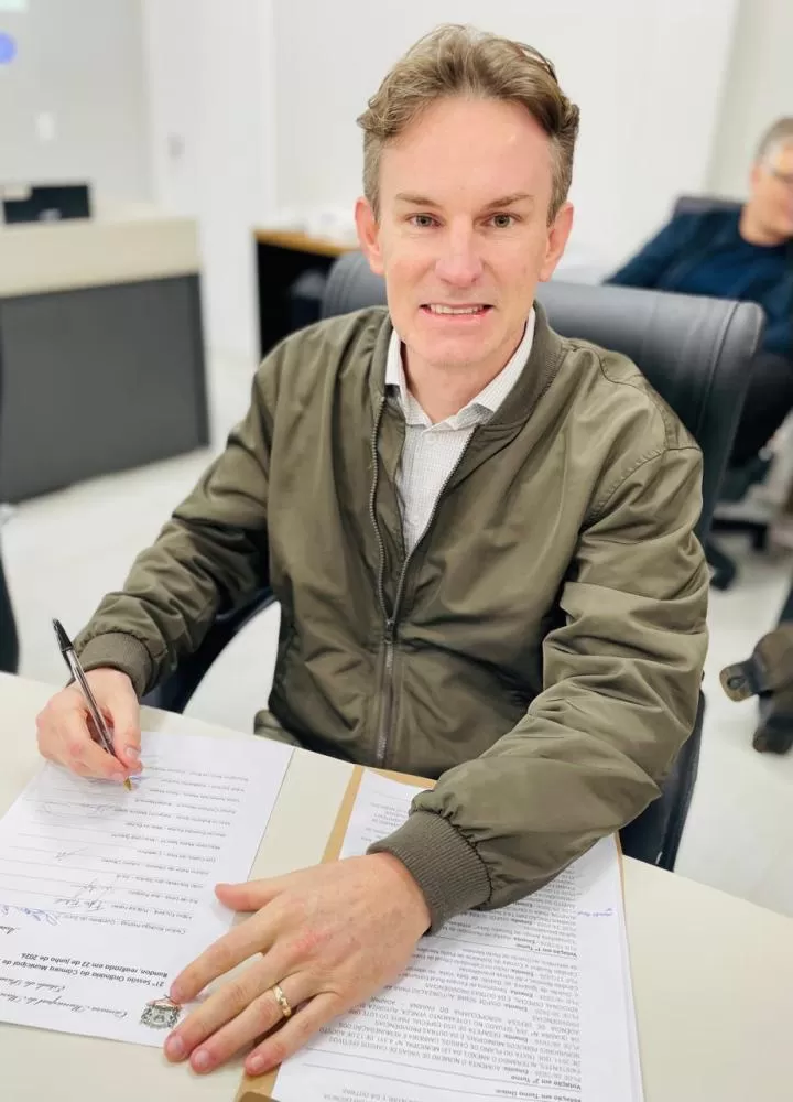 Rafael Heinrich cobrou informações sobre medidas preventivas para eventos climáticos extremos e apresentou demandas nas áreas de saúde e acessibilidade. (Foto: Cristiano Viteck)