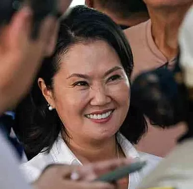 Keiko Fujimori acompanha a apuração dos votos no Peru, onde abriu vantagem considerada insuperável no segundo turno presidencial. (Foto: AP Photo/Bruno Elias)
