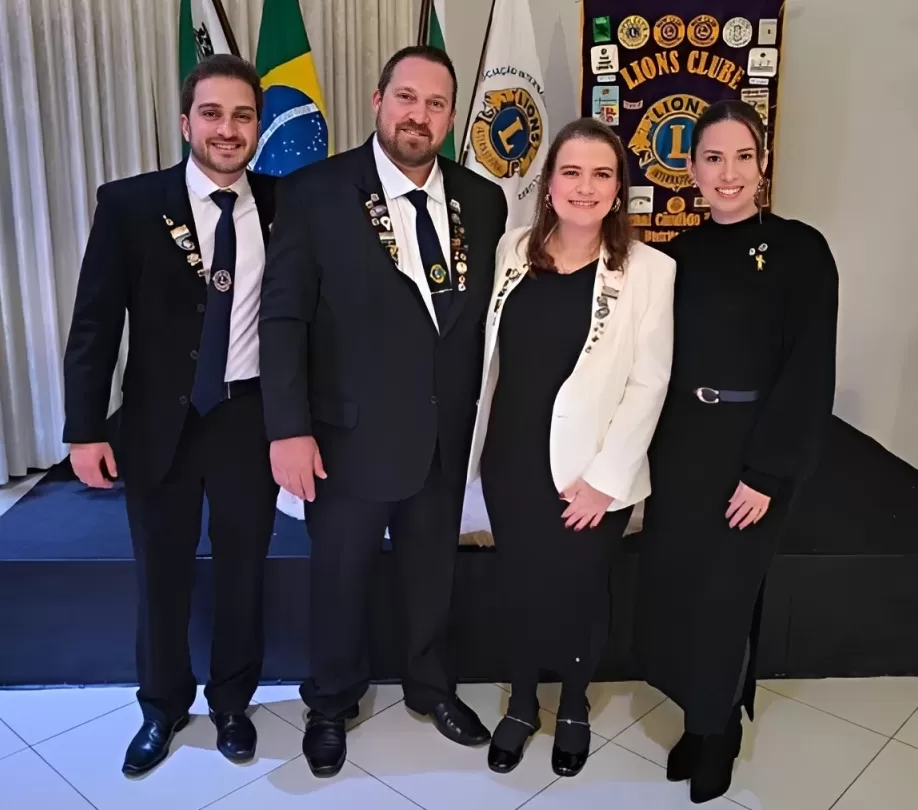 Jullian e Jéssica Stülp ladeiam Marcos Roberto Vitt e Karine Francieli Helbing Vitt durante a cerimônia de transmissão da presidência do Lions Clube Marechal Cândido Rondon e da Associação das Domadoras. (Fotos: Divulgação)