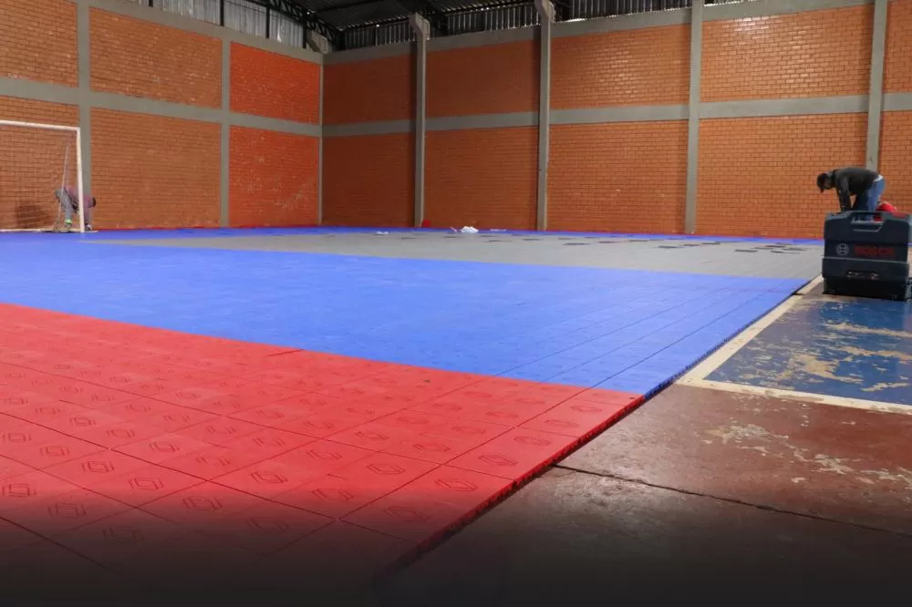 Novo piso modular indoor está sendo instalado na quadra do Centro Poliesportivo Cristal para ampliar a qualidade das atividades esportivas. (Foto: Divulgação)