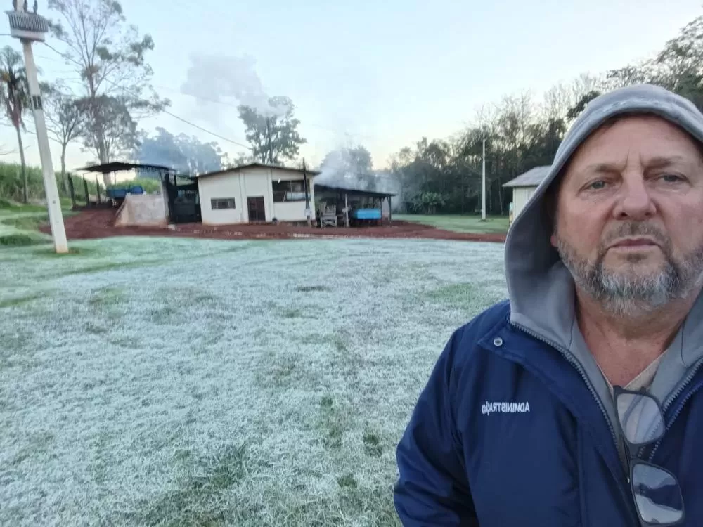 O agricultor Rudi Bock registrou a formação de geada em sua propriedade, na Linha Concórdia, em Marechal Cândido Rondon. (Foto: Arquivo Pessoal)