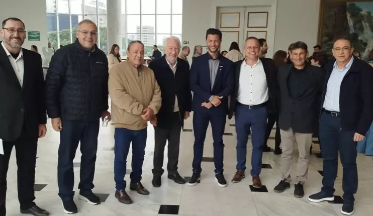 Vice-prefeito Vanderlei Sauer e secretário municipal de Educação, João Carlos Klein, representaram Marechal Cândido Rondon na assinatura do contrato do programa Mais Escolas Paraná. (Foto: Divulgação)