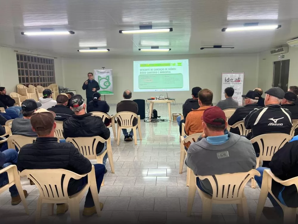 Suinocultores participaram de encontro técnico sobre o descarte correto de carcaças em Pato Bragado. (Foto: Divulgação)