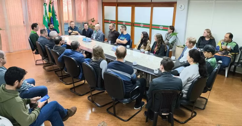 Vencedores do Prêmio Produtor Destaque 2026 foram reunidos com autoridades e parceiros na sala de reuniões do gabinete da prefeitura. (Foto: Divulgação)