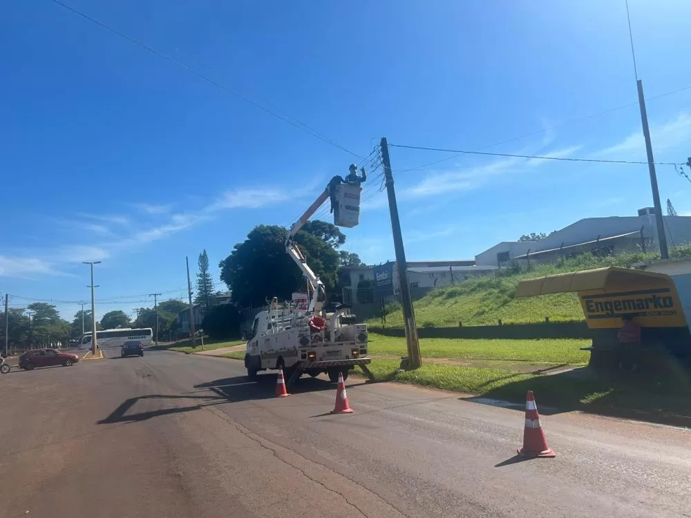 Mutirão da Copel retirou 17 quilômetros de cabos irregulares em 423 postes de Marechal Cândido Rondon. (Foto: Thiago Xavier Dias)