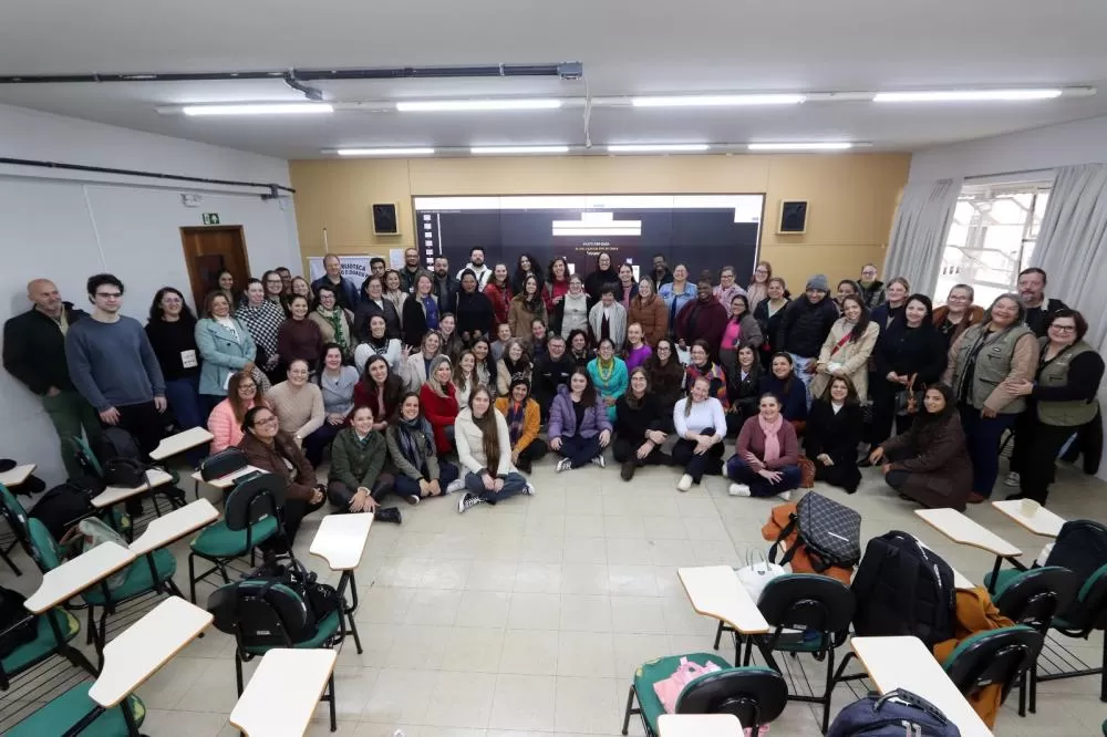 Entrega de kits literários marcou o encerramento de ciclo formativo voltado a bibliotecários e agentes de bibliotecas da região Oeste. (Foto: Divulgação)