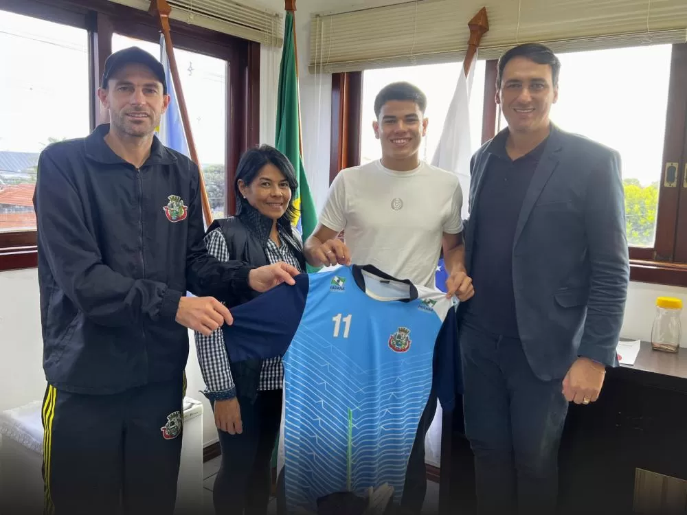 Axel Villalba Gavilan foi recebido pelo prefeito John Nodari antes do embarque para defender a equipe sub-18 do Jinju, na Coreia do Sul. (Foto: Divulgação)
