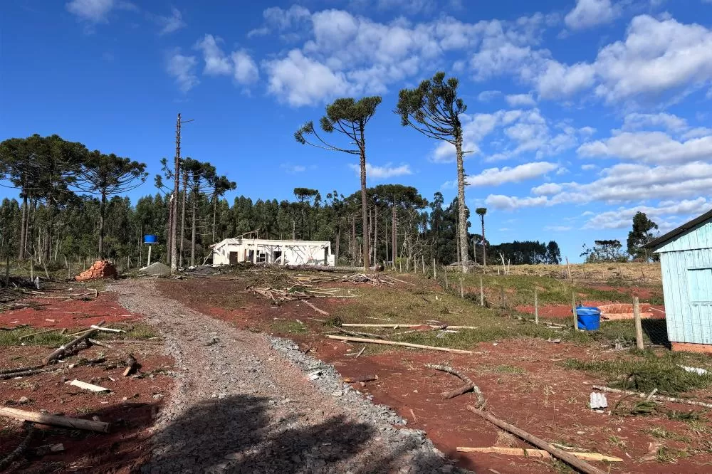 Equipes do Simepar confirmaram tornado F2 em Reserva após vistoria técnica nos danos provocados pelo fenômeno. (Foto: Simepar)