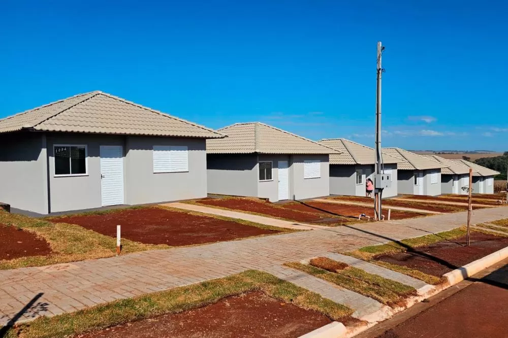 Famílias receberam as chaves das moradias do Residencial Novo Sarandi, em Toledo, empreendimento viabilizado com apoio do Casa Fácil Paraná. (Foto: Escritório Regional da Cohapar de Cascavel)