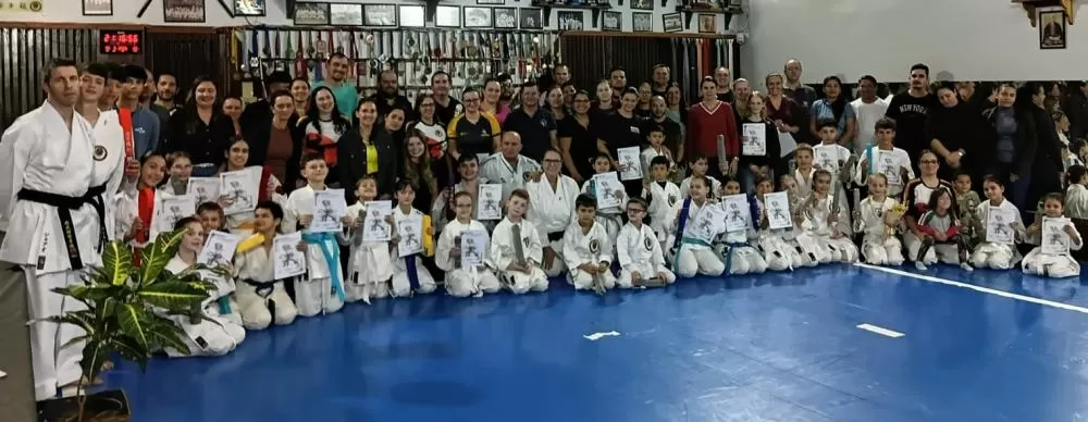 Atletas da ALKS participaram do exame de graduação de faixas coloridas, realizado em Marechal Cândido Rondon. (Foto: Divulgação)