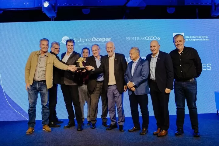 Agrária e Castrolanda receberam o Troféu Cooperativas Orgulho do Paraná, homenagem do Sistema Ocepar às cooperativas que completam 75 anos de história em 2026. (Foto: Martha Batista/Ocepar)