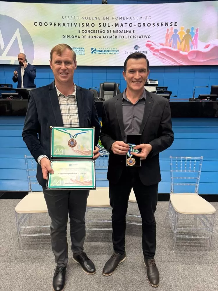 Ademir Griep e Cesar Petri receberam a Medalha e Diploma de Honra ao Mérito Legislativo da Assembleia Legislativa de Mato Grosso do Sul para a Copagril, em reconhecimento à sua contribuição ao cooperativismo e ao desenvolvimento regional. (Foto: Divulgaçã