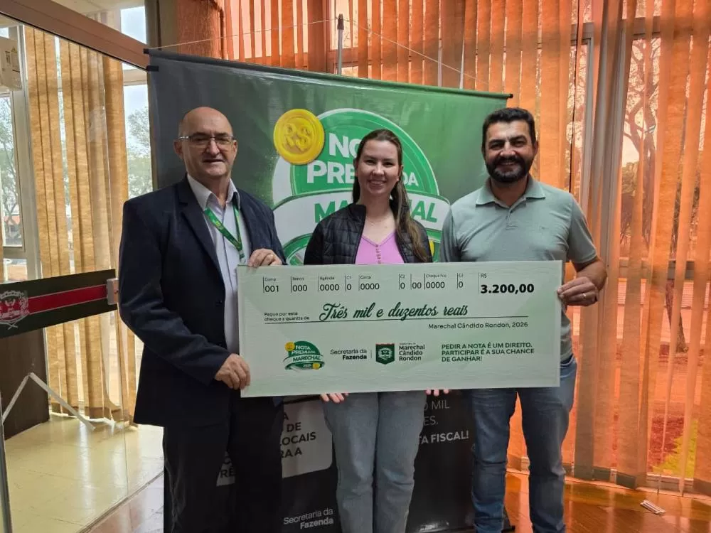 Carmelo Daronch e o prefeito Adriano Backes ladeiam a ganhadora de R$ 3.200,00, Mayara Karine Schmidt. (Foto: Divulgação)