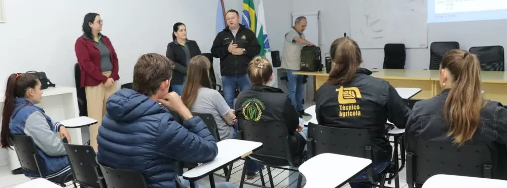Curso de Manejo e Ordenha foi iniciado nesta segunda-feira, em Pato Bragado, com foco na qualificação de produtores e trabalhadores rurais. (Foto: Divulgação)