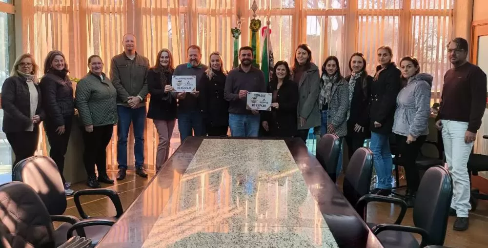 Representantes de escolas e CMEIs receberam o repasse do lucro obtido com o Arraiá Marechal 2026 nesta quarta-feira, no gabinete da prefeitura. (Foto: Divulgação)
