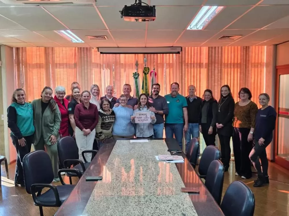 Representantes das entidades assistenciais receberam os recursos arrecadados com a Feijoada Beneficente 2026 nesta quarta-feira, no gabinete da prefeitura. (Fotos: Divulgação)