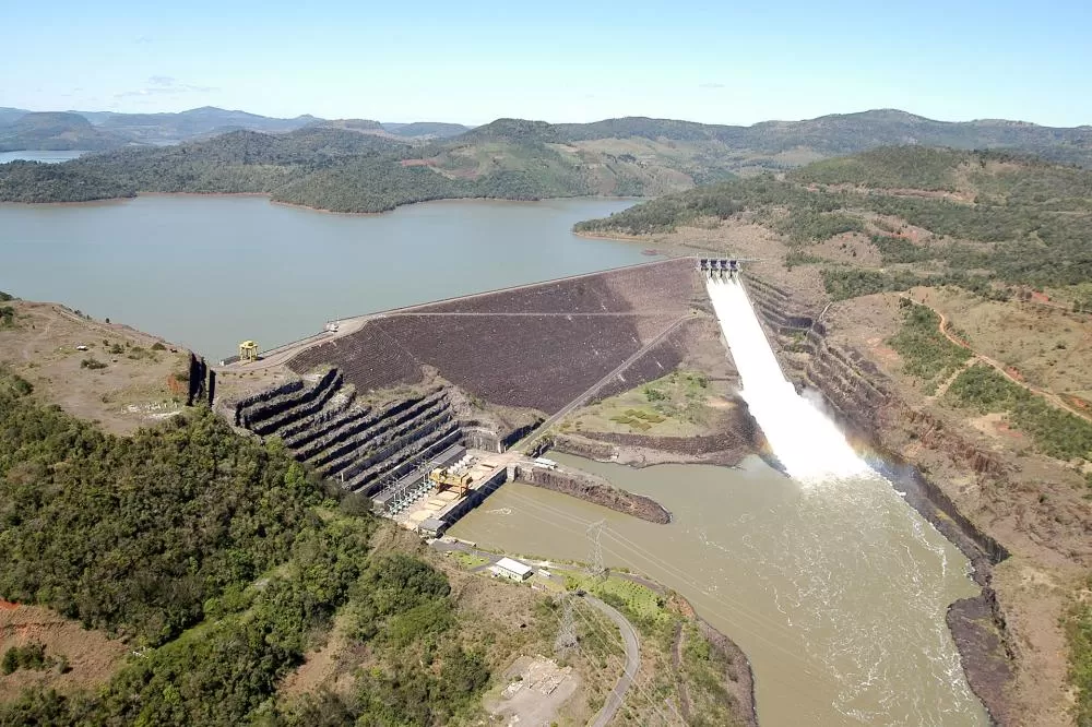 Canais da casa de força da Usina de Foz do Areia passam por limpeza e resgate de fauna aquática antes da instalação de novas turbinas. (Foto: Divulgação)