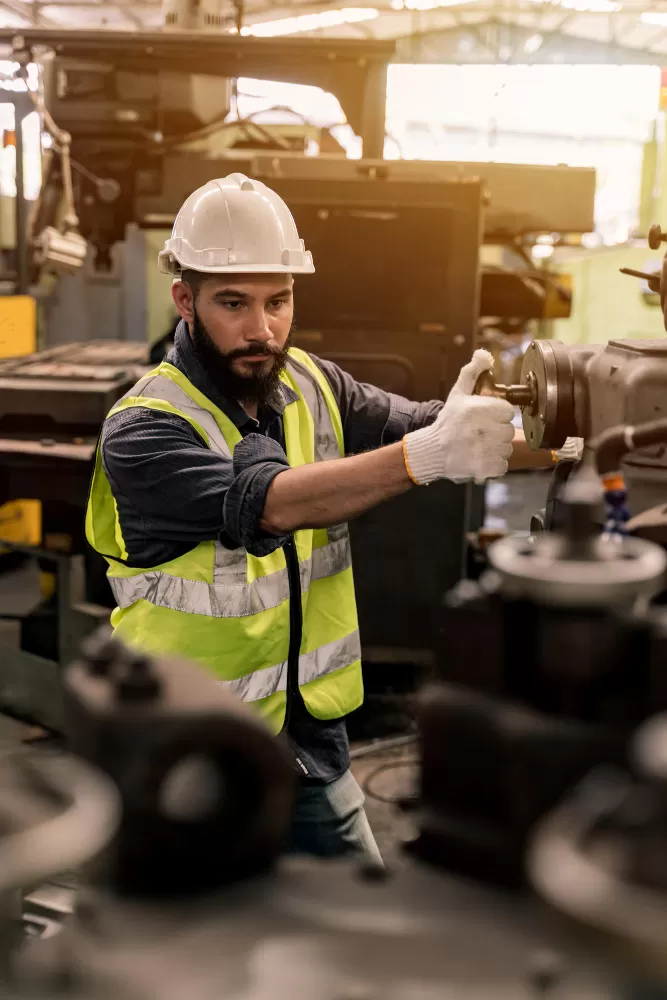 Indicadores da CNI mostram indústria praticamente estável em maio, com leve reação no emprego e queda na renda do trabalhador industrial. (Foto: Magnific)
