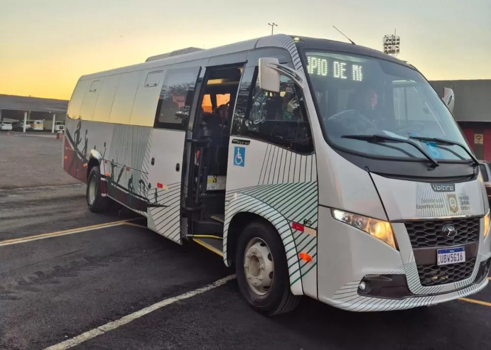 Novo micro-ônibus de 35 lugares foi adquirido com recursos próprios e já transportou atletas rondonenses para competição regional em Nova Santa Rosa. (Fotos: Divulgação)