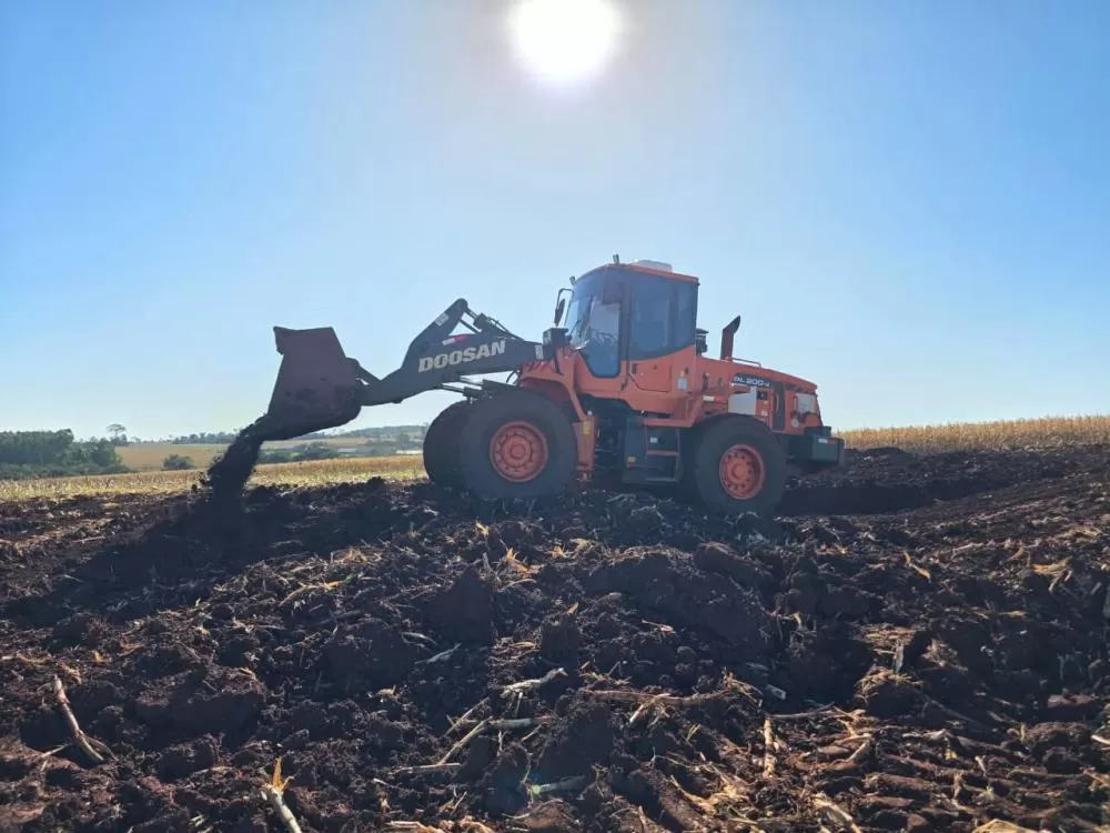 Serviços de conservação de solo são realizados durante o intervalo entre a colheita do milho safrinha e o plantio da safra de verão. (Foto: Divulgação)