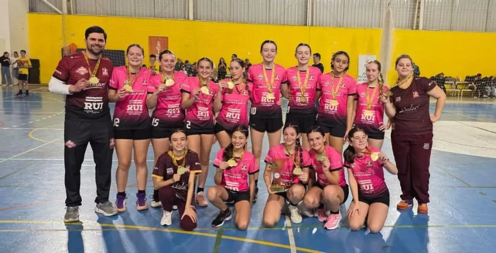 Atletas e comissão técnica do Colégio Luterano Rui Barbosa comemoram o título estadual de handebol feminino conquistado nos Jogos Escolares do Paraná, em Guarapuava. (Foto: Divulgação)
