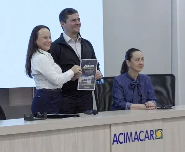 Presidente da Acimacar, Geovana da Silva Krause, entregou documento com demandas regionais a Sergio Moro e Edson Vasconcelos durante reunião em Marechal Cândido Rondon. (Foto: João Livi)