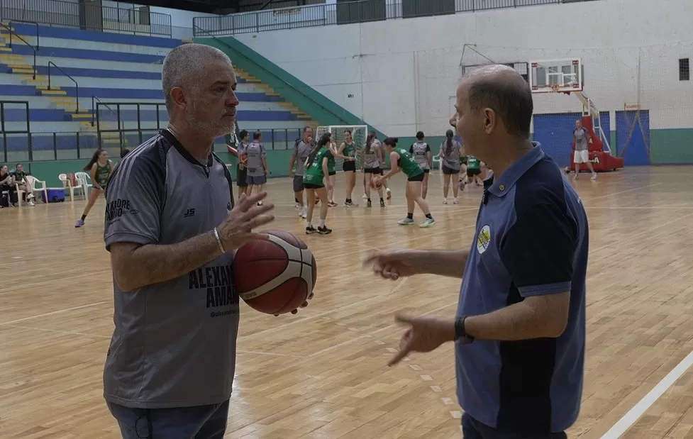 Clínica Internacional de Basquete reúne atletas e ex-atletas dos Estados Unidos com jovens de Marechal Cândido Rondon e região no Ginásio Ney Braga.