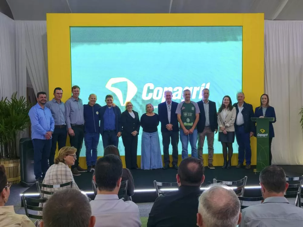 Diretoria da Copagril, autoridades e representantes das entidades beneficiadas durante ação social da cooperativa. (Foto: Divulgação)