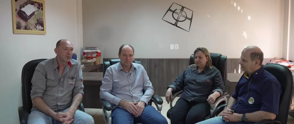 Gilberto Schumacher, Adair Schumacher e Rosani Schumacher relembram os 25 anos da Indústria Schumacher, empresa que nasceu em uma oficina mecânica e hoje fornece mais de 800 itens ao mercado de ônibus. 