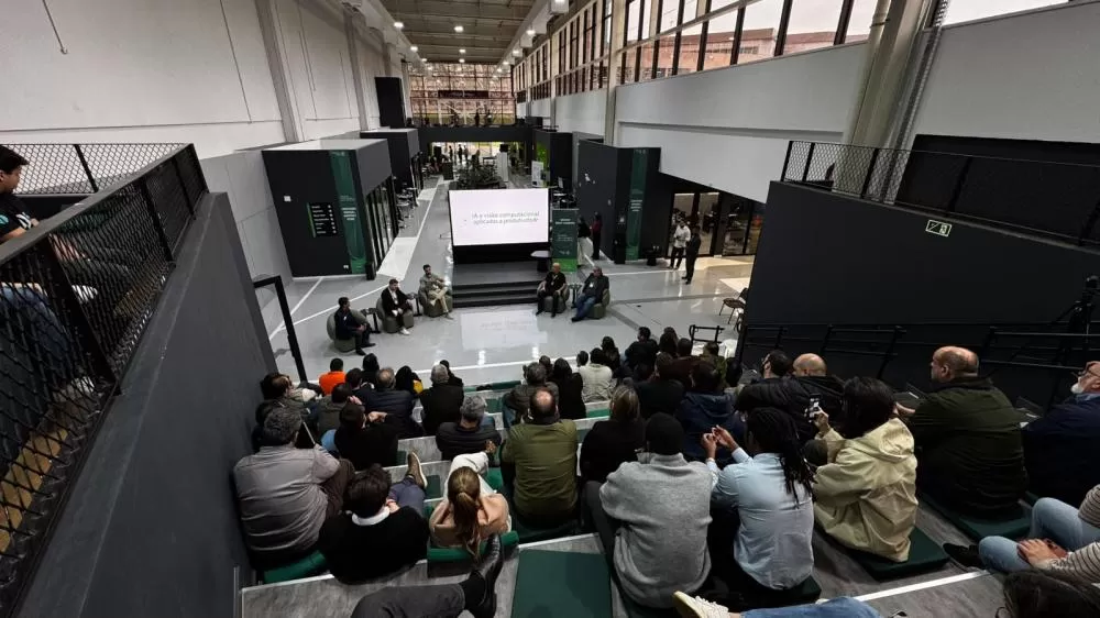Fórum realizado pelo Senai Paraná reuniu empresas, startups e especialistas para discutir inovação, produtividade e digitalização industrial. (Foto: Nadhine Ivanóski)
