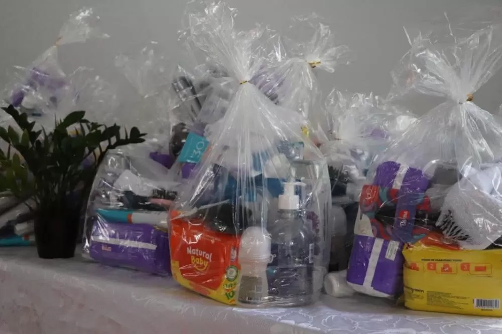 Crianças e adolescentes atendidos pelo Centro de Atendimento à Família participaram das primeiras atividades do projeto “Proteção que Fortalece”, que alia ações socioeducativas e entrega de kits de autocuidado. (Foto: Divulgação)