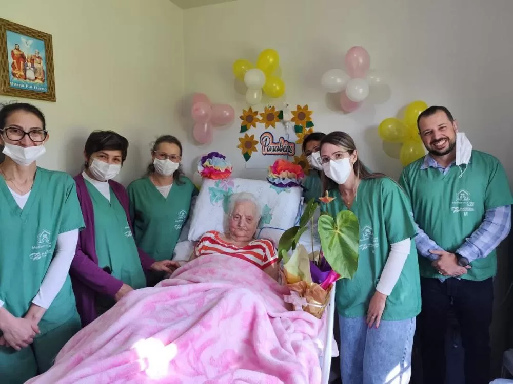 Equipe do Serviço de Atenção Domiciliar celebrou os 100 anos de Odília Furlin Casarotto em momento especial com familiares. (Fotos: Divulgação)