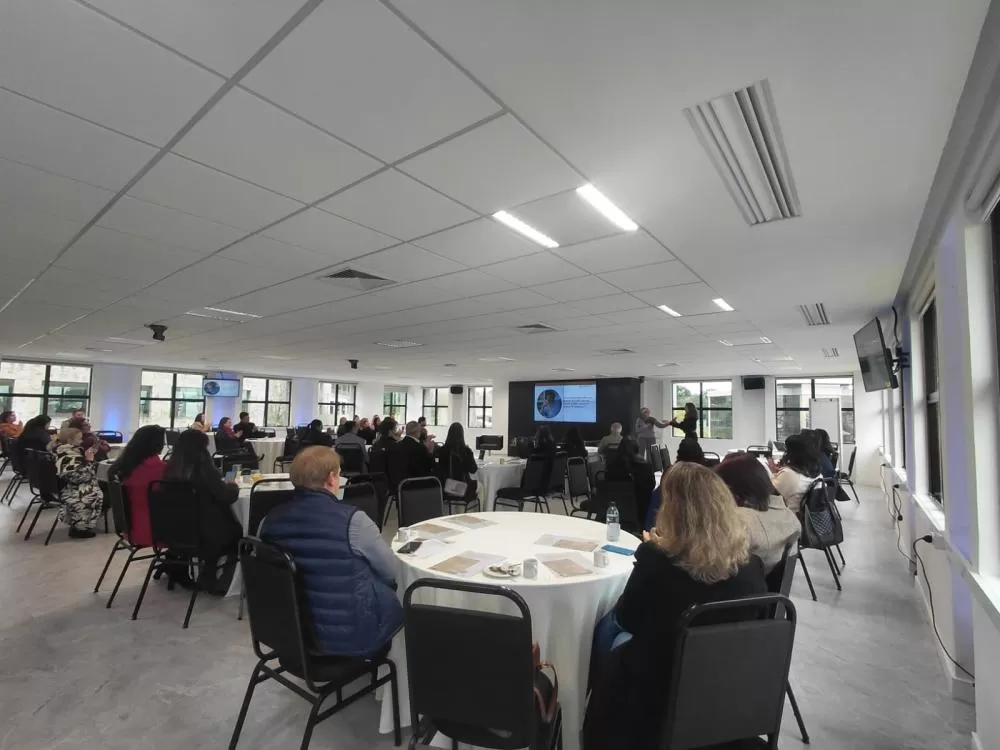 Encontro “Liderança em Transformação”, realizado pelo UniSenai Business em Curitiba, reuniu especialistas e profissionais para discutir inteligência artificial, segurança psicológica e gestão de pessoas. (Foto: Elaine Barroso)