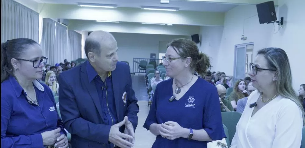 Unioeste recebe professora da Nova Zelândia para discutir produção de leite