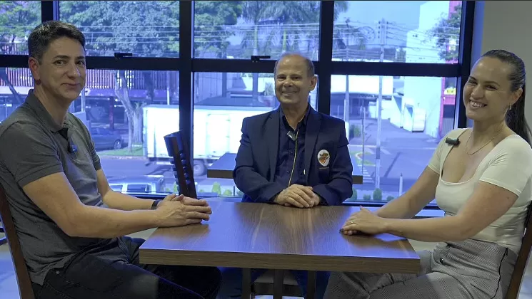 Presidente Fernando Gavlik de Oliveira e vice-presidente Adriane Kappes Vorpagel explicam a atuação do CONSEG de Marechal Cândido Rondon no apoio às forças de segurança e na aproximação com a comunidade.