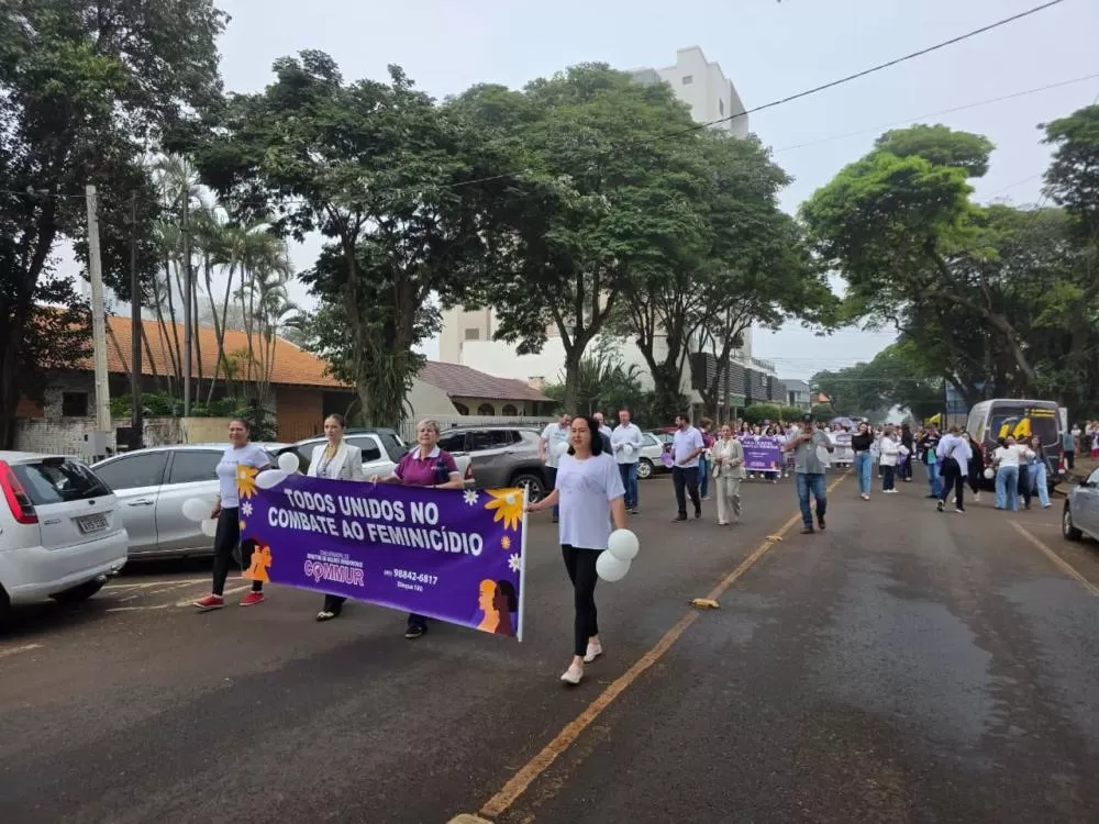 Autoridades, entidades e comunidade participaram da 4ª Caminhada do Meio-Dia contra o feminicídio e a violência contra a mulher, realizada em Marechal Cândido Rondon. (Foto: Divulgação)